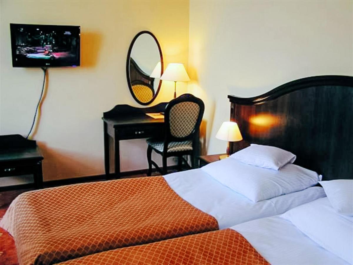 Hotel Zamek Krolewski W Rydzynie Rydzyna Exteriör bild