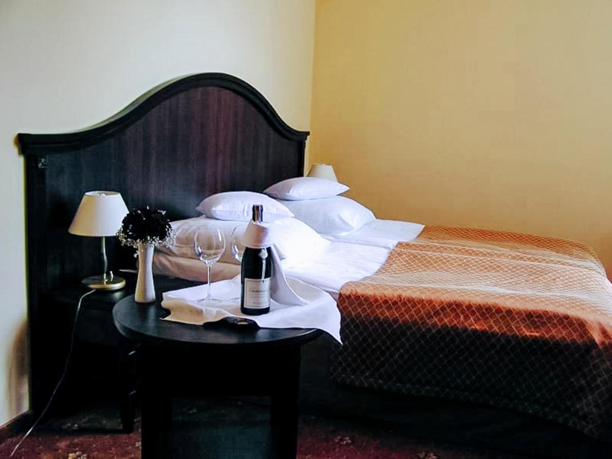 Hotel Zamek Krolewski W Rydzynie Rydzyna Exteriör bild