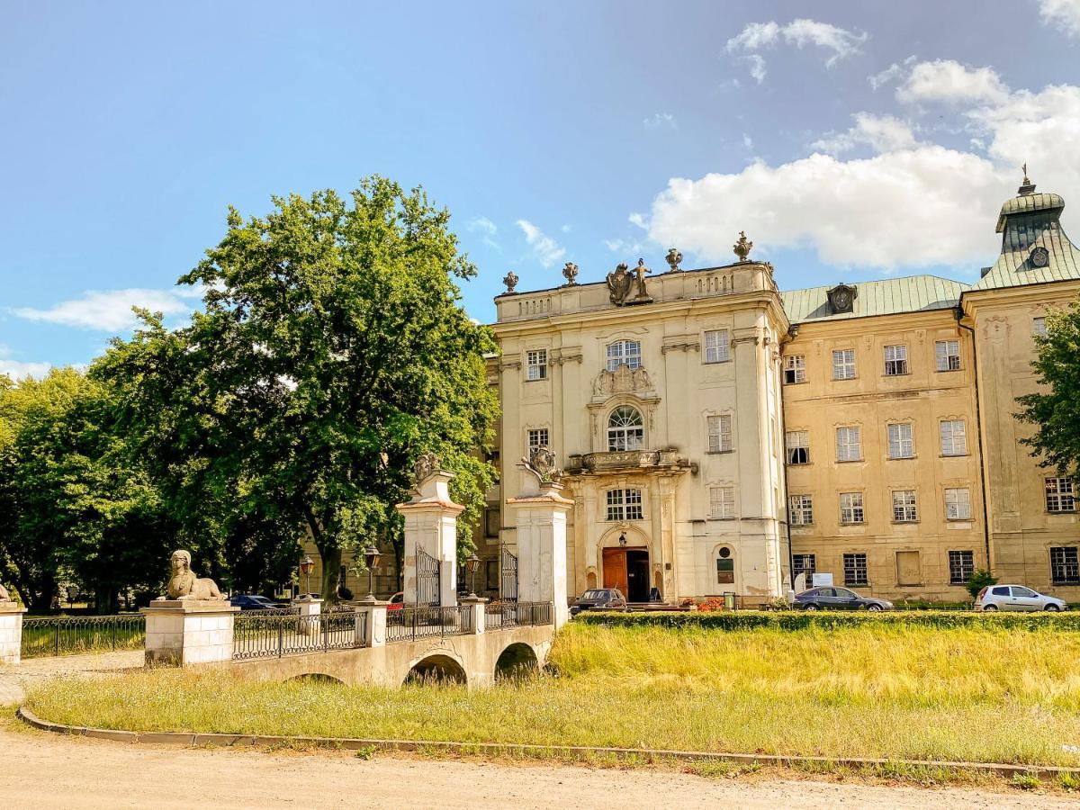 Hotel Zamek Krolewski W Rydzynie Rydzyna Exteriör bild