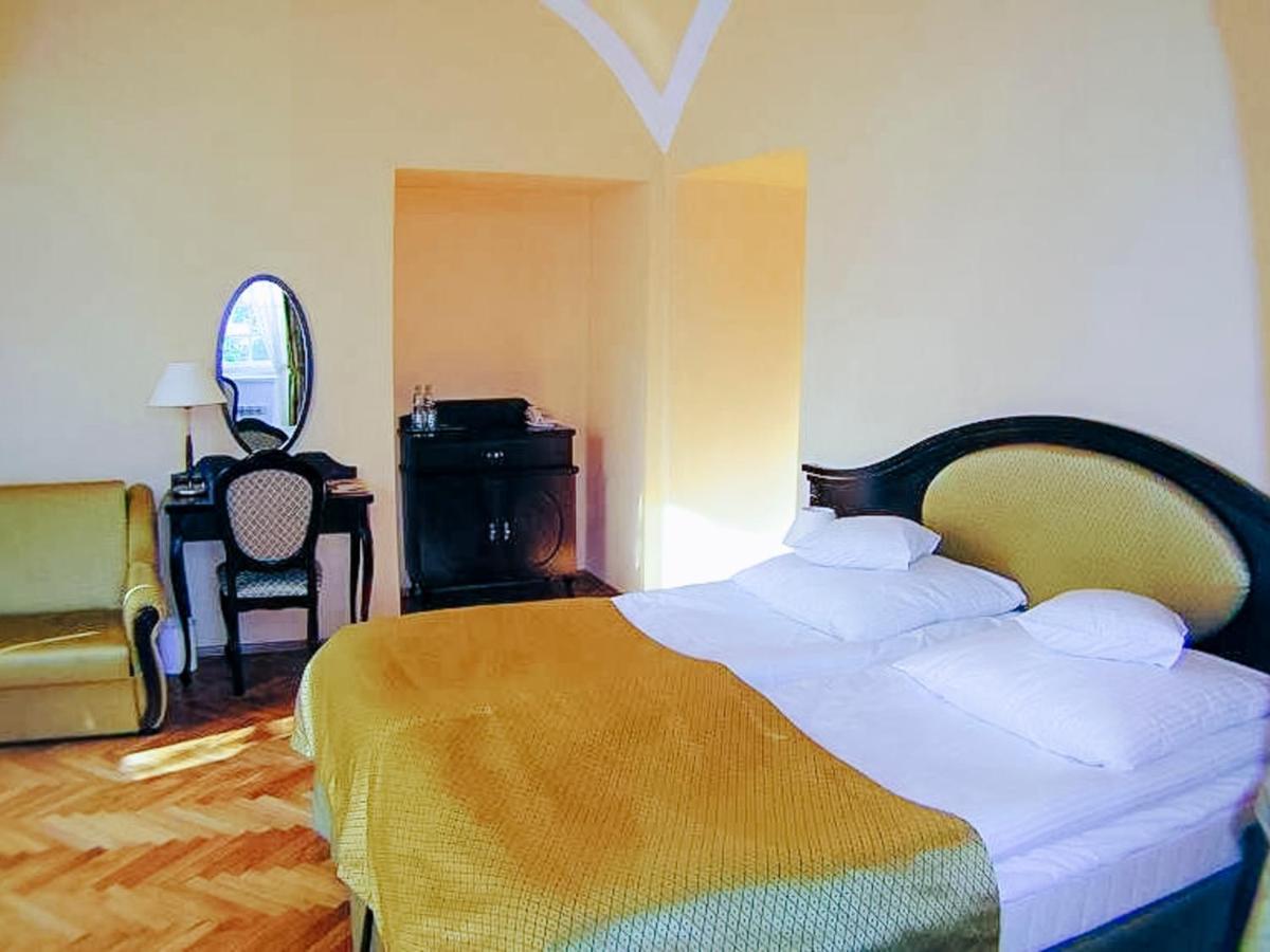 Hotel Zamek Krolewski W Rydzynie Rydzyna Exteriör bild