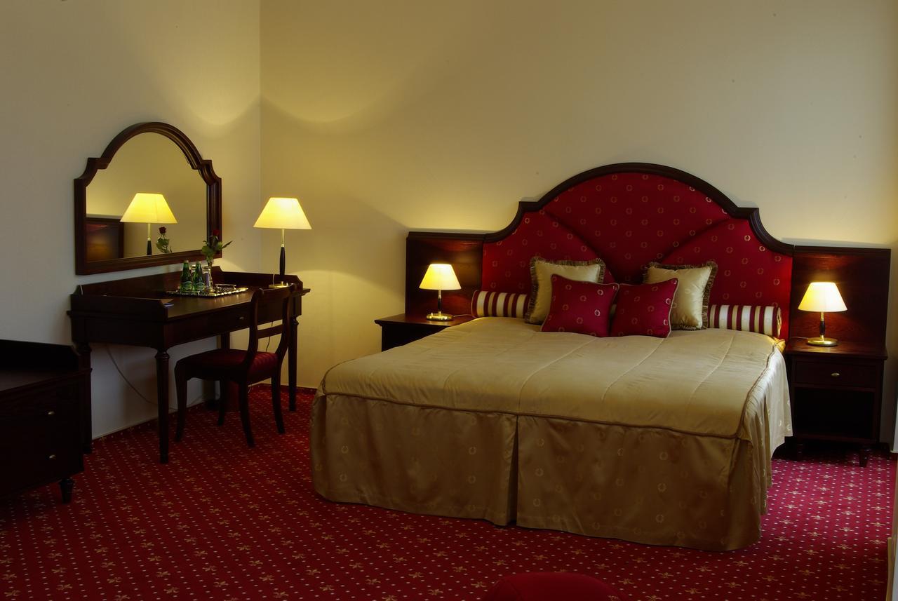 Hotel Zamek Krolewski W Rydzynie Rydzyna Exteriör bild